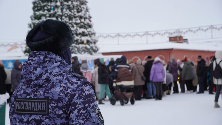 В НАО Росгвардия и полиция обеспечили безопасность открытия главного новогоднего символа Заполярного района