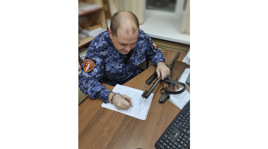 Житель Нарьян-Мара сдал в Росгвардию нелегальное оружие, найденное в чулане