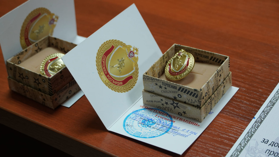 В Ненецком автономном округе бойцам войск правопорядка вручили нагрудные знаки «Спортсмен Росгвардии»