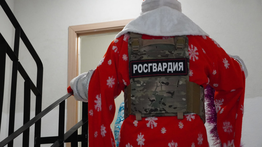 Нарьян-Мар посетил Дед Мороз специального назначения Росгвардии
