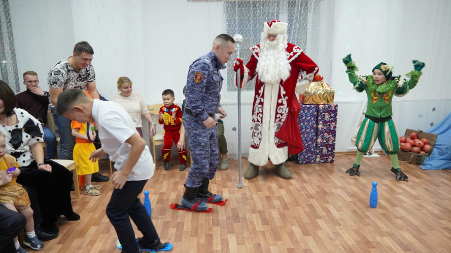 В Нарьян-Маре Дед Мороз специального назначения Росгвардии исполнил новогоднее желание сироты