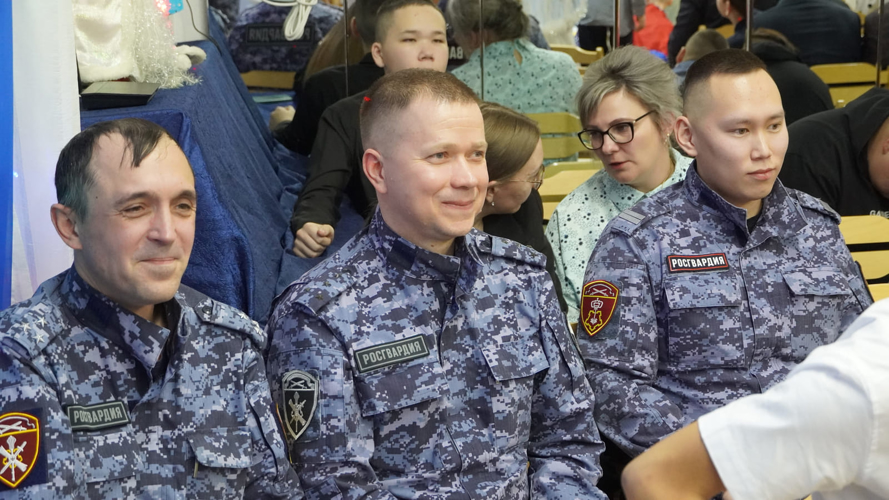 В Нарьян-Маре Дед Мороз специального назначения Росгвардии исполнил новогоднее желание сироты