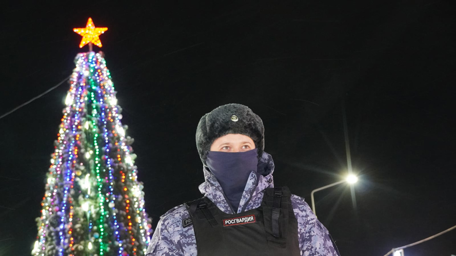 В Нарьян-Маре Росгвардия и полиция обеспечили безопасность встречи Нового 2024 года