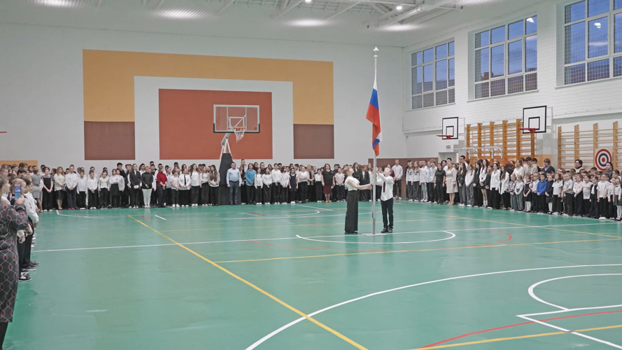 В Нарьян-Маре офицеры Росгвардии наградили школьницу за участие в патриотическом воспитании молодежи