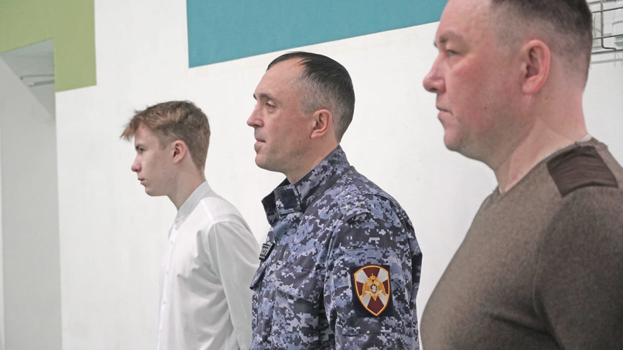 В Нарьян-Маре офицеры Росгвардии наградили школьницу за участие в патриотическом воспитании молодежи