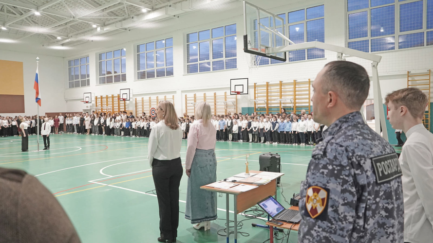 В Нарьян-Маре офицеры Росгвардии наградили школьницу за участие в патриотическом воспитании молодежи