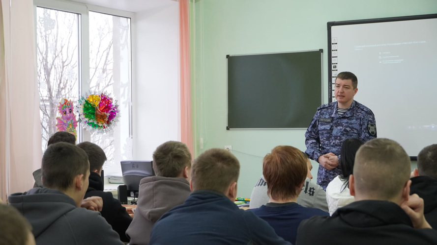 В Нарьян-Маре студентов познакомили со службой и вузами Росгвардии