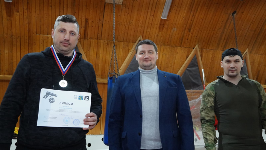 Росгвардейцы выиграли серебряные медали на первом в НАО турнире по практической стрельбе из пистолета