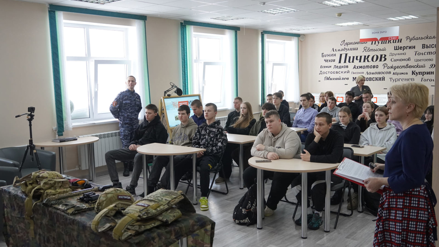 В Ненецком округе росгвардейцы провели военно-патриотические мероприятия для школьников и студентов