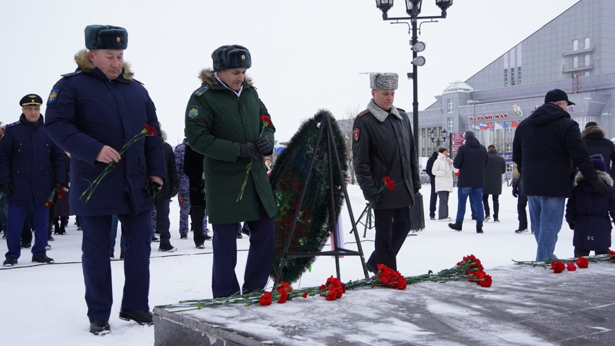 В Нарьян-Маре церемония возложения цветов к Вечному огню завершила «Неделю мужества» Росгвардии