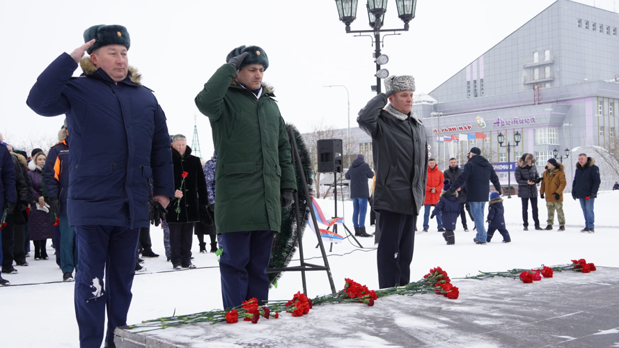 В Нарьян-Маре церемония возложения цветов к Вечному огню завершила «Неделю мужества» Росгвардии