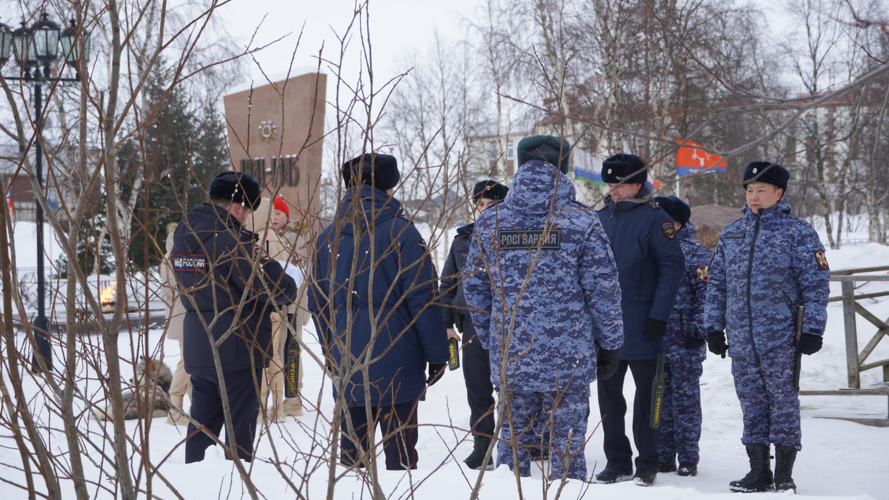 В Нарьян-Маре церемония возложения цветов к Вечному огню завершила «Неделю мужества» Росгвардии