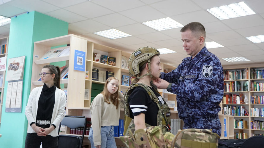 В Нарьян-Маре росгвардейцы провели интерактивные занятия для школьников и студентов