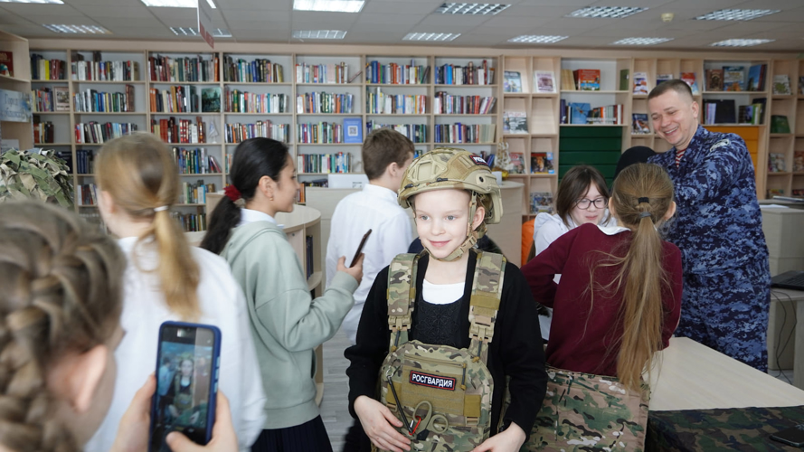 В Нарьян-Маре росгвардейцы провели интерактивные занятия для школьников и студентов