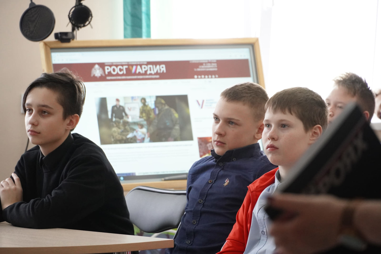 В Нарьян-Маре росгвардейцы провели интерактивные занятия для школьников и студентов