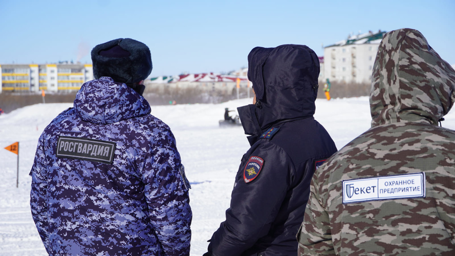 В Нарьян-Маре Росгвардия и полиция обеспечили безопасность зрителей и участников снегоходного кросса
