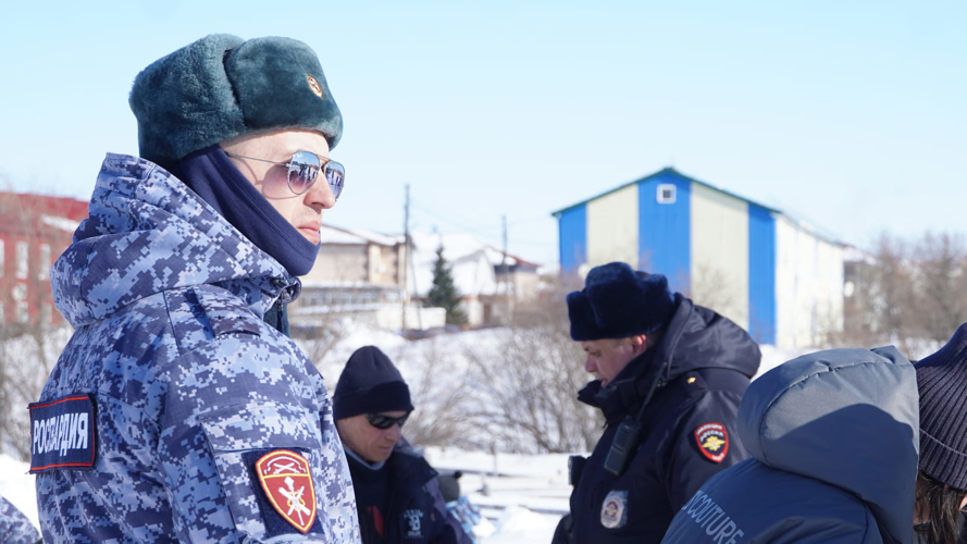 В Нарьян-Маре Росгвардия и полиция обеспечили безопасность зрителей и участников снегоходного кросса