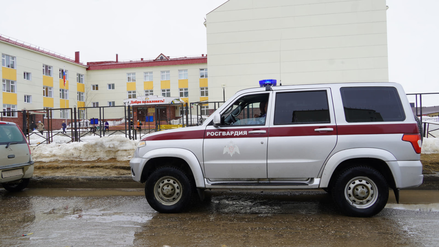 В Ненецком автономном округе росгвардейцы участвуют в обеспечении безопасности выпускных