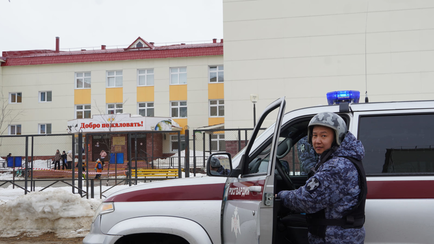 В Ненецком автономном округе росгвардейцы участвуют в обеспечении безопасности выпускных