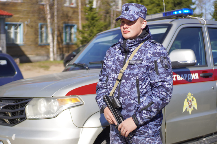 В Нарьян-Маре автопатруль Росгвардии защитил постояльцев гостиницы от нетрезвых горожан
