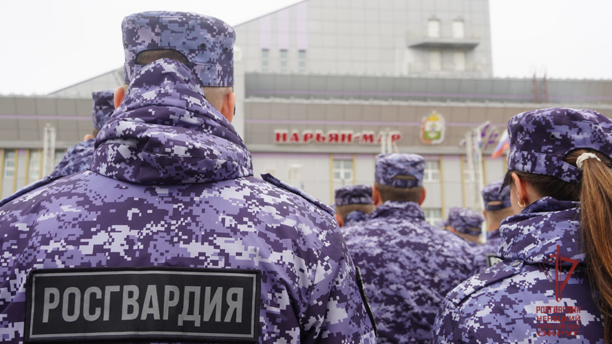 В Нарьян-Маре росгвардейцы стали участниками торжественного поднятия Государственного флага