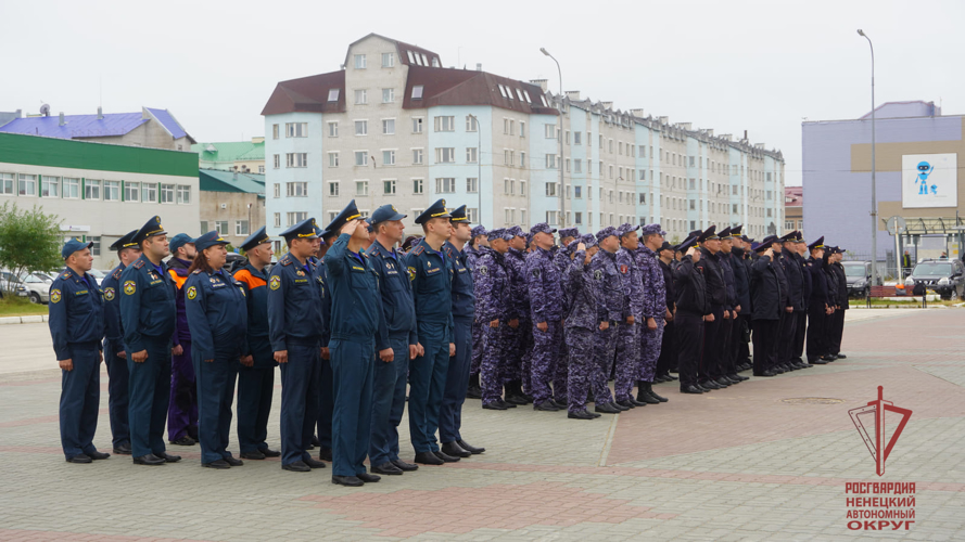 В Нарьян-Маре росгвардейцы стали участниками торжественного поднятия Государственного флага