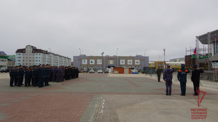 В Нарьян-Маре росгвардейцы стали участниками торжественного поднятия Государственного флага