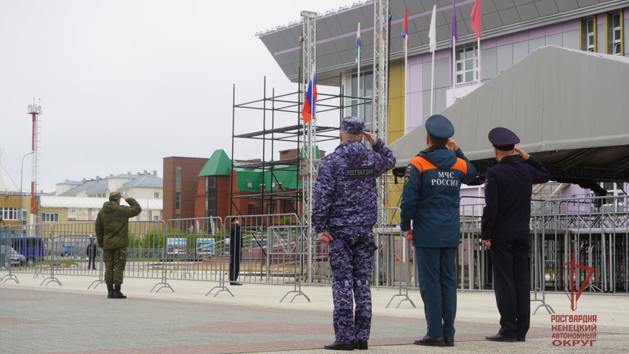 В Нарьян-Маре росгвардейцы стали участниками торжественного поднятия Государственного флага