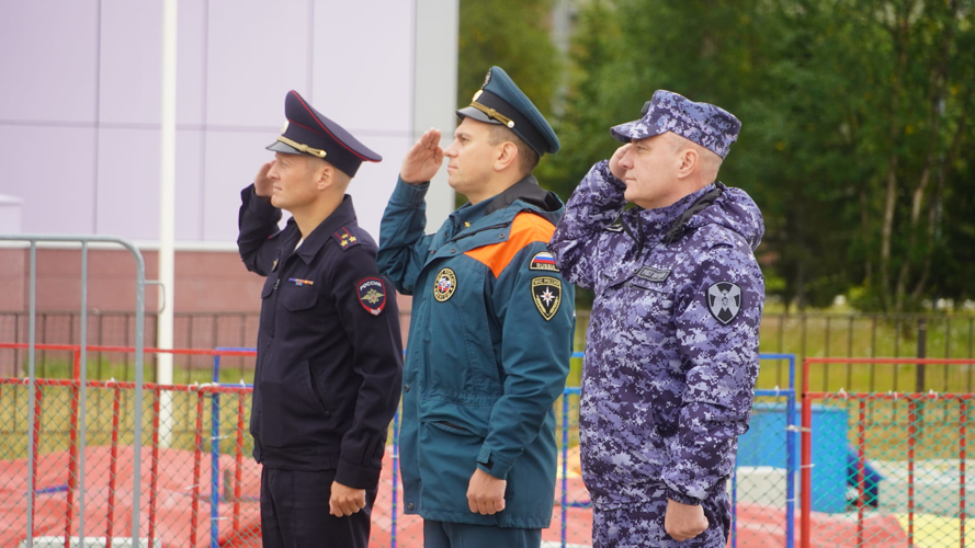 В Нарьян-Маре росгвардейцы стали участниками торжественного поднятия Государственного флага