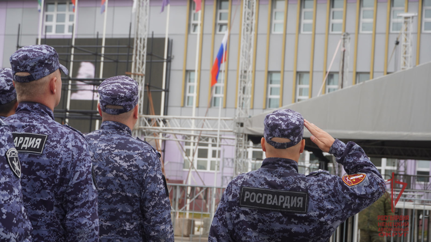 В Нарьян-Маре росгвардейцы стали участниками торжественного поднятия Государственного флага