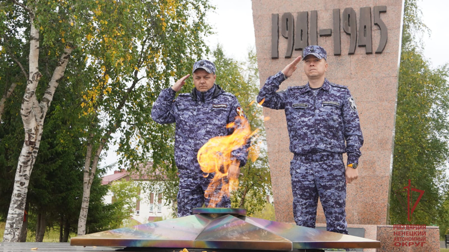 В Ненецком автономном округе росгвардейцы возложили цветы в честь 79-летия окончания Второй мировой войны