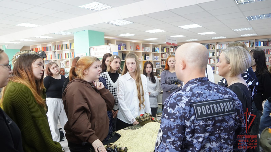 В Нарьян-Маре росгвардейцы и работники библиотеки рассказали студентам о противодействии терроризму