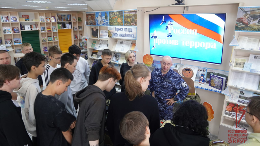В Нарьян-Маре росгвардейцы и работники библиотеки рассказали студентам о противодействии терроризму