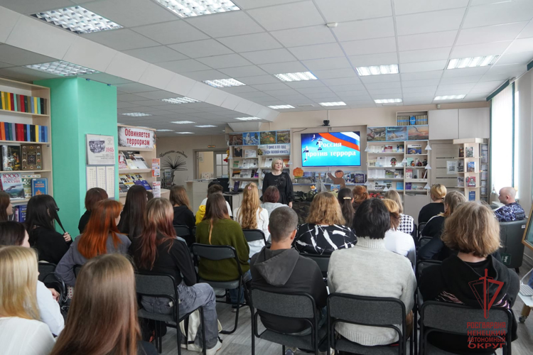 В Нарьян-Маре росгвардейцы и работники библиотеки рассказали студентам о противодействии терроризму