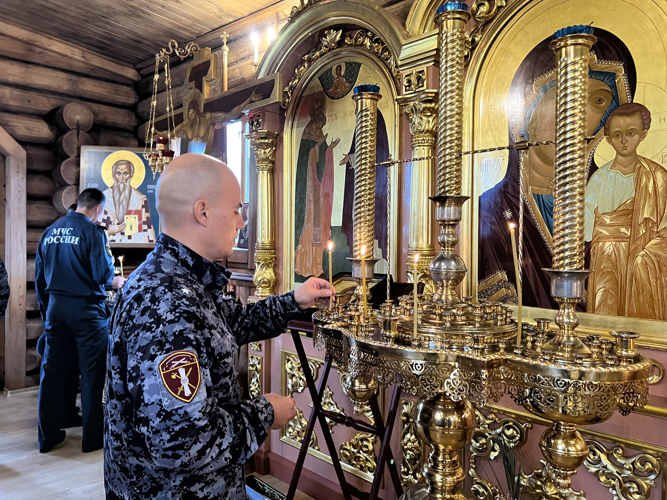 В Нарьян-Маре росгвардейцы вместе с коллегами почтили православную икону «Неопалимая Купина»
