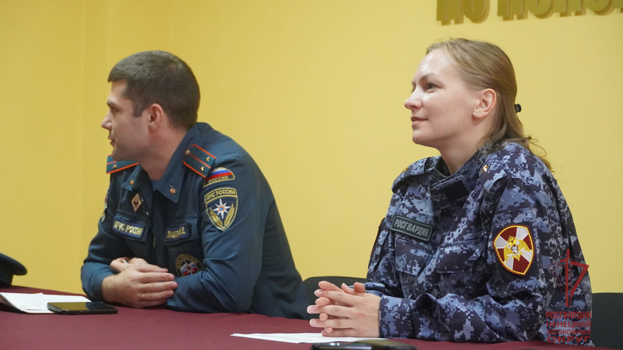 В Ненецком автономном округе росгвардейцы и сотрудники МЧС России научили школьников азам пожарной безопасности