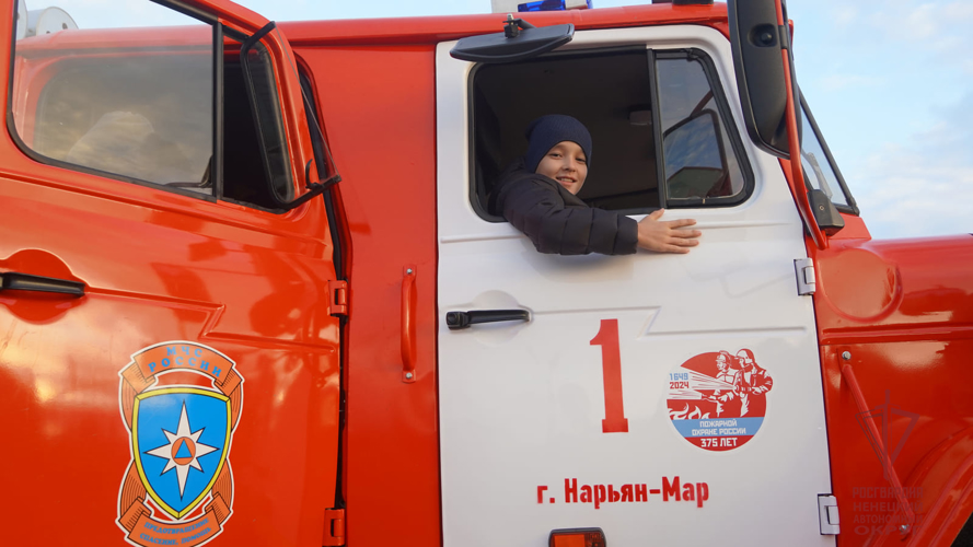 В Ненецком автономном округе росгвардейцы и сотрудники МЧС России научили школьников азам пожарной безопасности