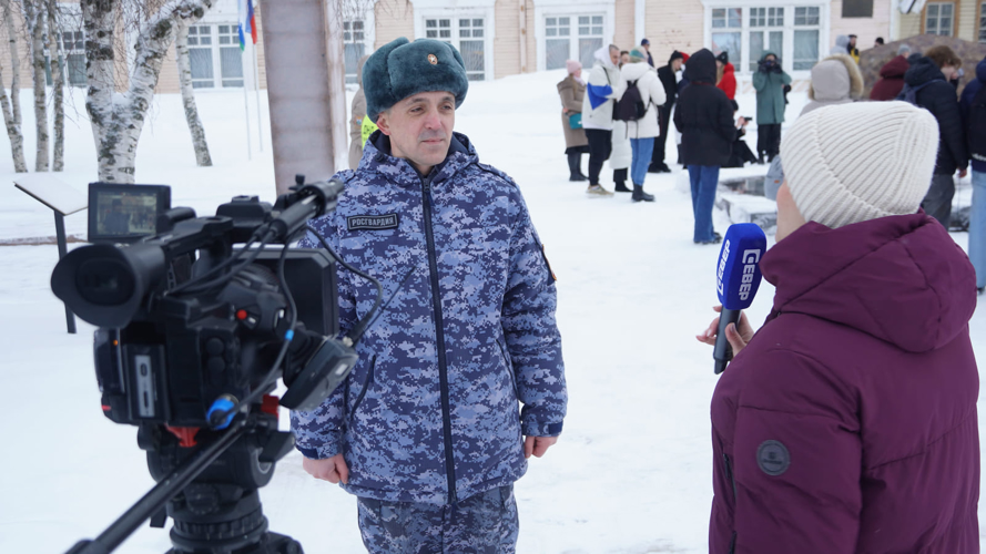 В Нарьян-Маре Росгвардия и полиция обеспечили безопасность более 200 участников митинга в память о блокаде Ленинграда