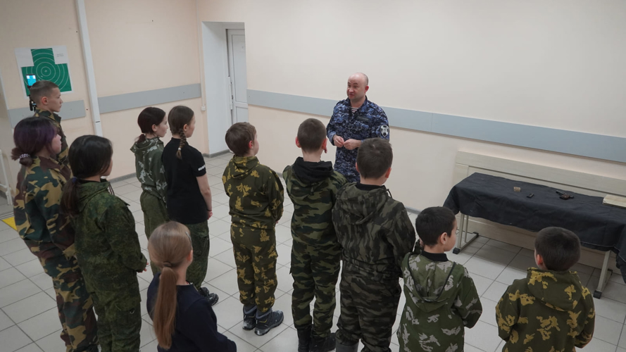В Нарьян-Маре росгвардейцы провели мастер-классы для юных воспитанников «Гвардейской смены»