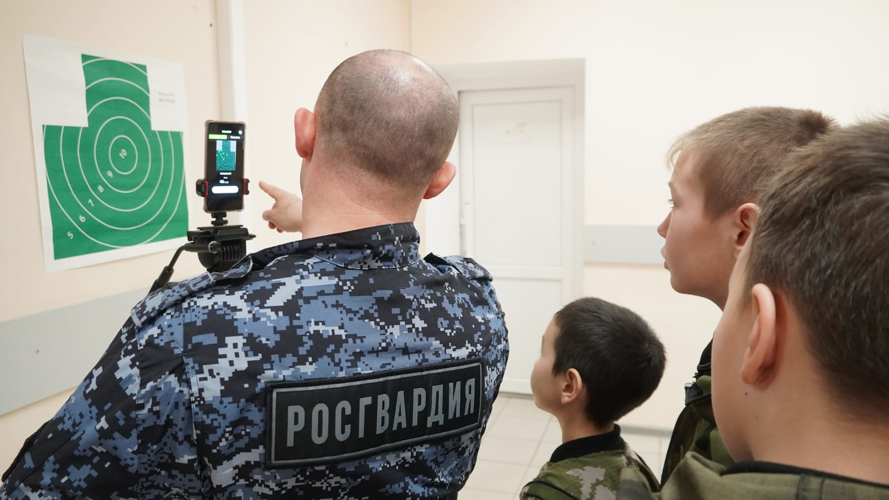 В Нарьян-Маре росгвардейцы провели мастер-классы для юных воспитанников «Гвардейской смены»