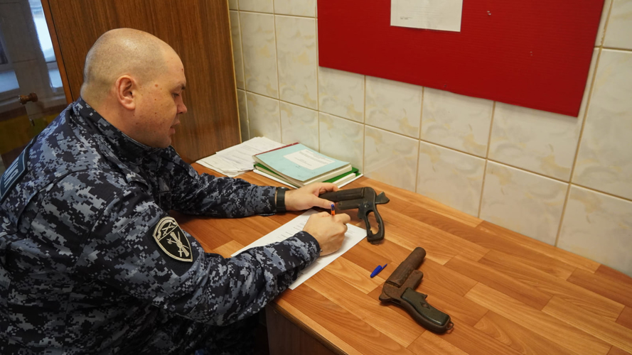 Нарьянмарец добровольно сдал в Росгвардию две нелегальные ракетницы образца 1943 года