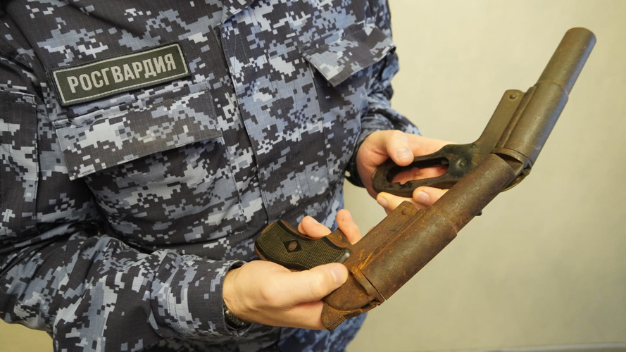 Нарьянмарец добровольно сдал в Росгвардию две нелегальные ракетницы образца 1943 года