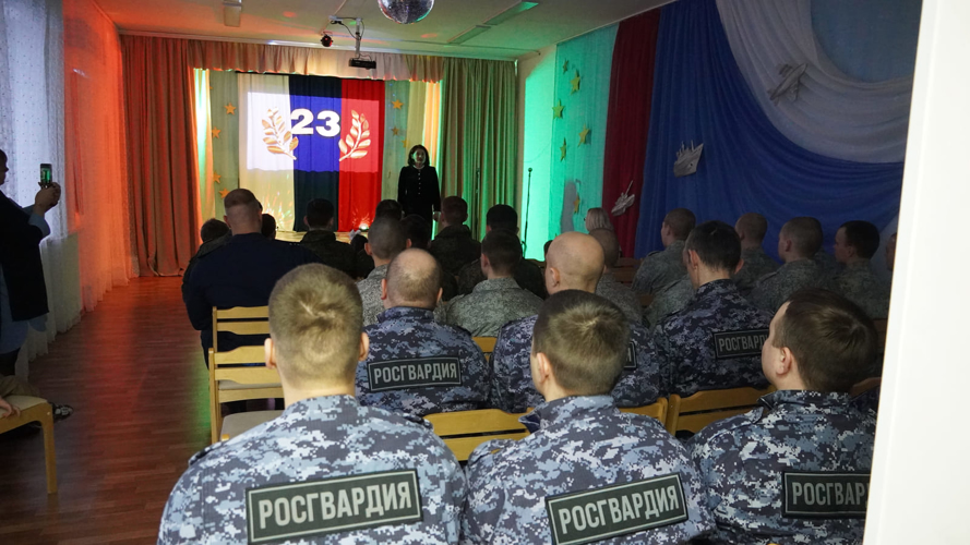 В Нарьян-Маре воспитанники детского дома подарили праздничный концерт военнослужащим Росгвардии и Минобороны