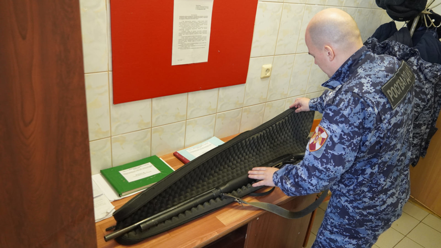 Очередной житель Нарьян-Мара передал в Росгвардию охотничье ружье для поддержки участников СВО