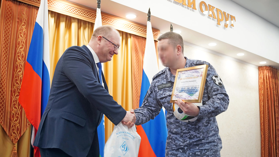 В Нарьян-Маре офицера Росгвардии наградили за вклад в развитие динамовского движения