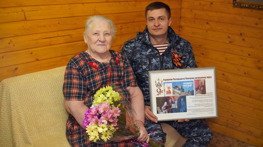 В Нарьян-Маре офицеры Росгвардии поздравили ветеранов Великой Отечественной войны