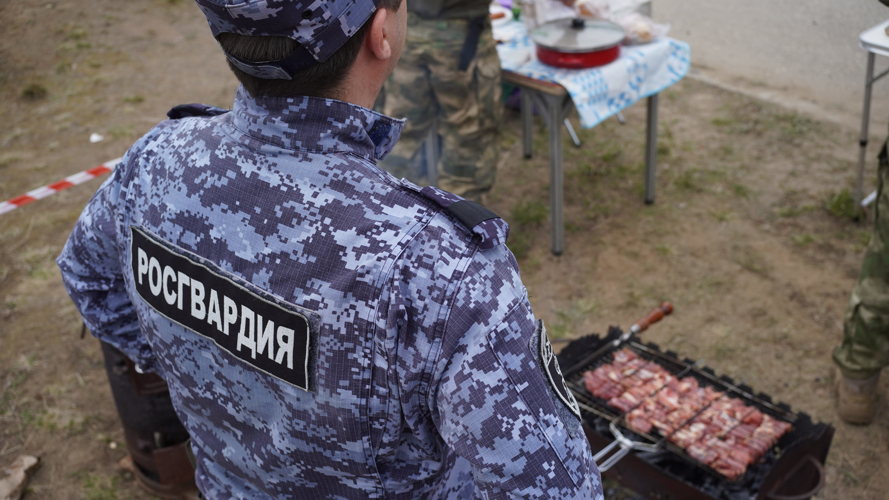 В Ненецком автономном округе росгвардейцы стали участниками гастрономического фестиваля «Битва мангалов»