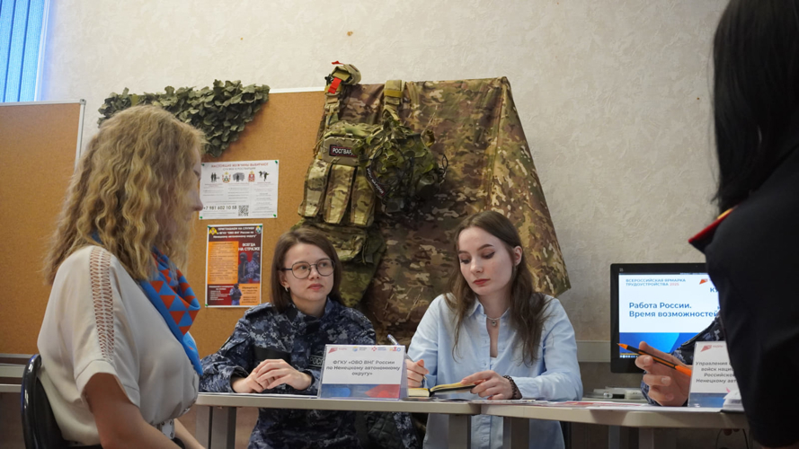 Участников ярмарки «Работа России» в Нарьян-Маре заинтересовала военная служба в Росгвардии