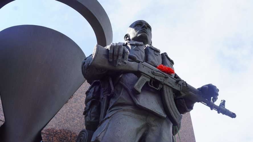 В День ветеранов боевых действий росгвардейцы возложили цветы к воинскому мемориалу в Нарьян-Маре