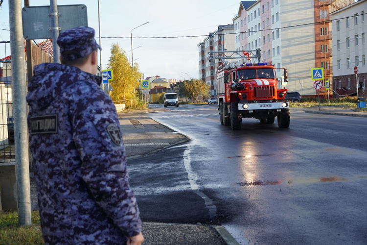 В Нарьян-Маре провели совместную противопожарную тренировку вневедомственной охраны Росгвардии и МЧС России